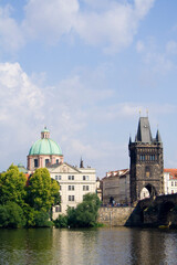 Karlsbrücke und Altstädter Brückenturm auf der Moldau, UNESCO-Weltkulturerbe, Prag, Tschechische Republik