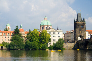 Karlsbrücke und Altstädter Brückenturm auf der Moldau, UNESCO-Weltkulturerbe, Prag, Tschechische...
