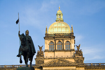 Nationalmuseum am Wenzelsplatz und Reiterstandbild von Wenzel, dem Schutzpatron des tschechischen...