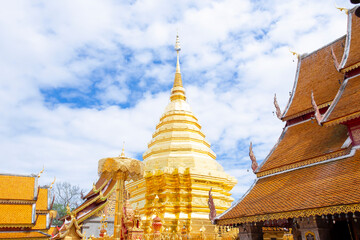 Naklejka premium Golden pagoda Wat Phra That Doi Suthep in Chiang Mai, Thailand.