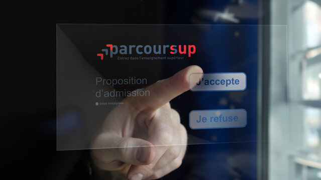 ParcourSup on a screen.,A student makes a choice. Text in French : enter higher education, admission proposal, I accept, I refuse.