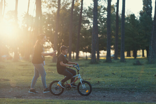 Madre e hijo paseo en el parque