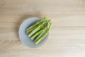 asparagus in a gray plate on the table.