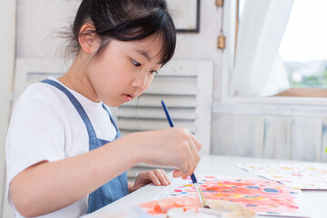 絵を描く子ども