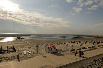 Fototapeta na wymiar Blick über den Strand von Borkum auf die Nordsee