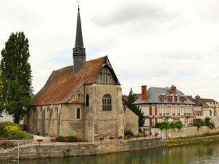 L’église Saint-Maurice sur les bords de l’Yonne à Sens
