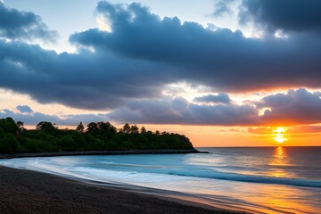 Fototapeta na wymiar ドラマチックな夕日、朝焼け美しい自然の風景の海、空、雲
