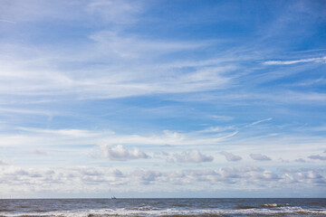 Blauer Himmel über dem Meer mit Schiff in der Ferne