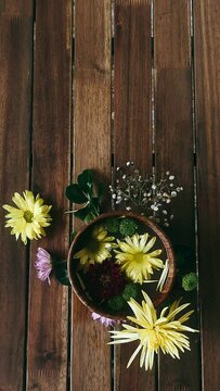 flower, wood, wooden, nature, bouquet, flowers, old, sunflower, vintage, leaf, spring, decoration, yellow, plant, vase, summer, texture, beauty, wall, floral, table, blossom, life, frame, flora,