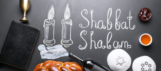 Drawn glowing candles, written text SHABBAT SHALOM, challah bread, wine, Tanakh and Jewish caps on chalkboard - obrazy, fototapety, plakaty