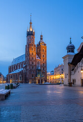 Fototapeta premium St Mary's church and Cloth Hall in the blue hour on the Main Square in Krakow, Poland
