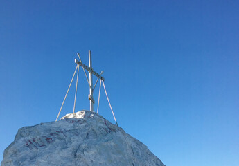 Cross on summit of Mount Athos, on a sunny day. - obrazy, fototapety, plakaty