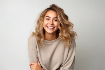 Obraz premium Medium shot portrait photography of a satisfied woman in her 20s that is placed against a white background . Generative AI