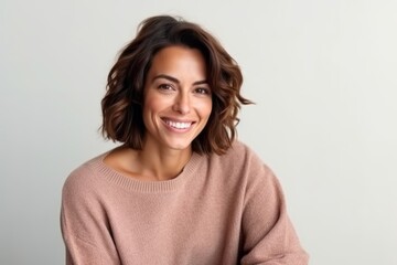 Obraz premium Portrait of a beautiful young woman smiling and looking at the camera