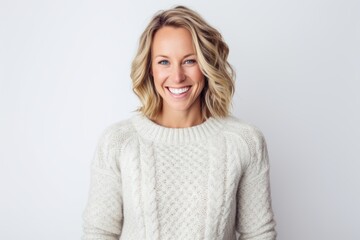 Obraz premium Group portrait photography of a cheerful woman in her 30s that is wearing a cozy sweater against a white background . Generative AI