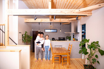 日本人の家族、笑顔、新築マイホームのキッチン
自宅、戸建て住宅