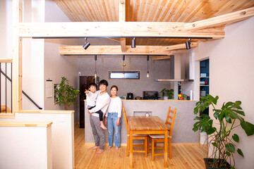 日本人の家族、笑顔、新築マイホームのキッチン
自宅、戸建て住宅