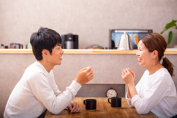 夫婦　ダイニングで会話する若い日本人のカップル