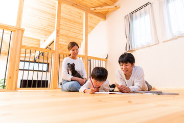 日本人の若い家族、フローリングの新築の自宅、木の家 - obrazy, fototapety, plakaty