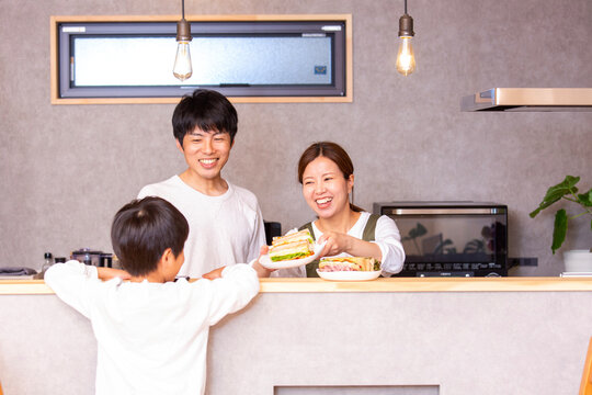 若い日本人の家族、休日のブランチ、サンドイッチ