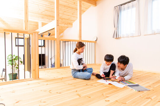 日本人の若い家族、フローリングの新築の自宅、木の家