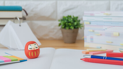 ダルマと勉強道具｜日本の受験勉強イメージ