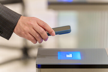 セキュリティゲートを通過する男性の手元