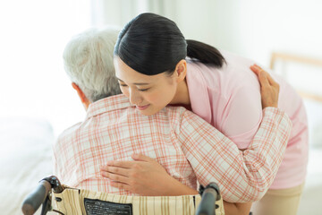 シニア女性と介護士