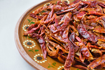 白背景のメキシコの唐辛子　チレ・デ・アルボル コピースペースあり　Mexican chili pepper Chile de árbol (chile de arbol) on white background with copy space