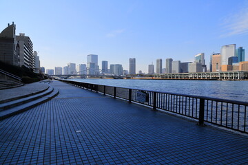整備された隅田川テラスと高層ビル群