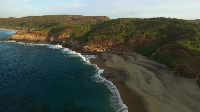 Vuelo de drone sobre la orilla de la Playa con olas de color turqueza. Oaxaca, M&eacute;xico.