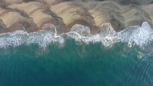 Playa y olas de color turqueza en Oaxaca M&eacute;xico.