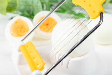 ゆで玉子を切る