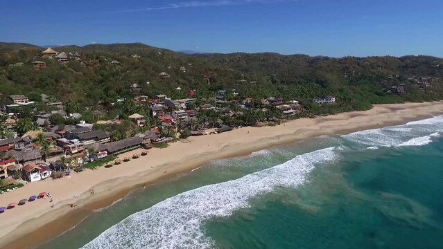 Playa tur&iacute;stica en las playas de Oaxaca.