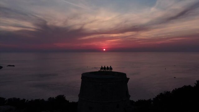 Ibiza incre&iacute;ble atardecer con amigos desde la Torre Pirata de Es Vedra a vista de drone