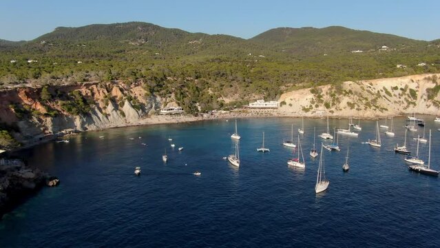 Ibiza Cala d'hort a vista de drone paneo de playa con barcos