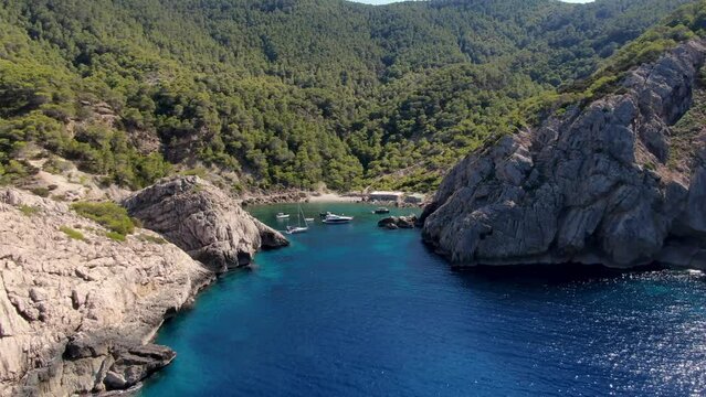 Ibiza Cala Es Portitxol, playa rec&oacute;ndita y espectacular a vista de Drone