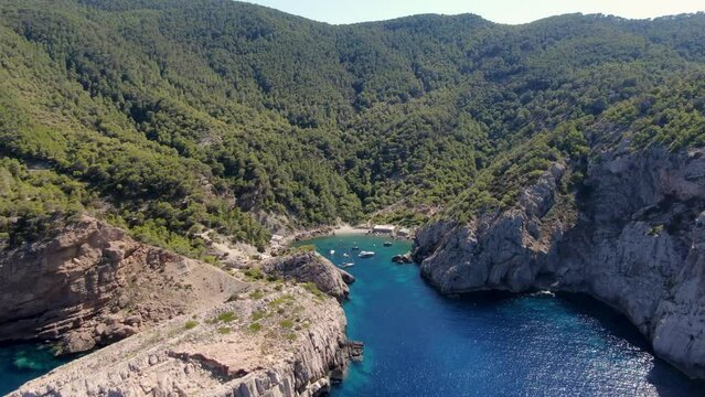 Ibiza Cala Es Portitxol, playa rec&oacute;ndita y espectacular a vista de Drone