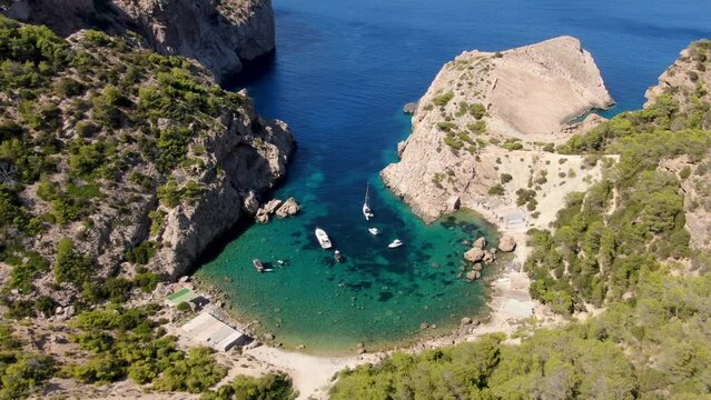 Ibiza Cala Es Portitxol, playa rec&oacute;ndita y espectacular a vista de Drone