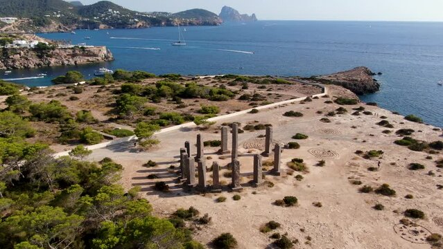 Ibiza Stonehenge Tiempo y Espacio Monumento de arte Rhithms of Life en cala Llentia, Es Vedra Drone 4k