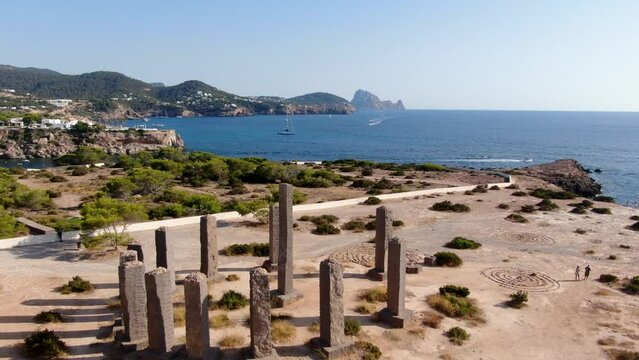Ibiza Stonehenge Tiempo y Espacio Monumento de arte Rhithms of Life en cala Llentia, Es Vedra Drone 4k