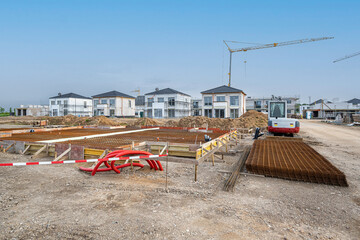 Neubau Häuser mit Kran auf Baustelle