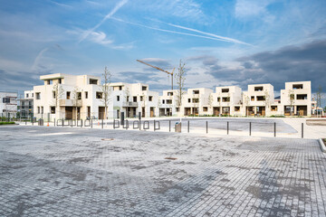 Neubaugebiet mit Häusern und Kran auf Baustelle