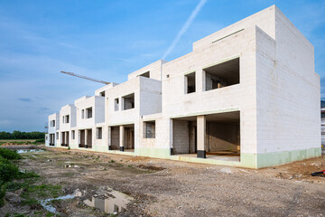 Fototapeta na wymiar Neubaugebiet mit Häusern und Kran auf Baustelle
