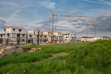 Neubaugebiet mit H&auml;usern und Kran auf Baustelle