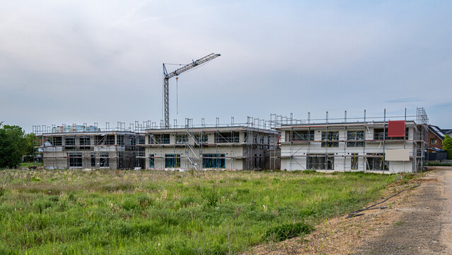 Neubau H&auml;user mit Kran auf Baustelle
