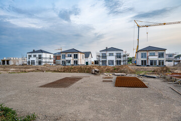 Neubaugebiet mit Stahlmatten und Kran auf Baustelle