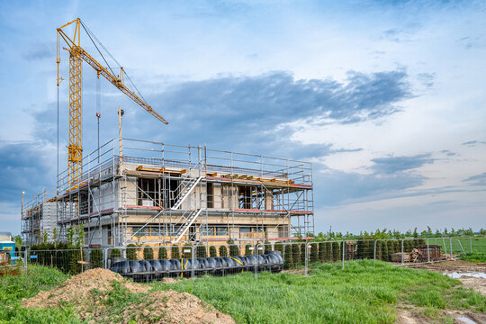 Neubau Einfamilienhaus mit Ger&uuml;st auf Baustelle