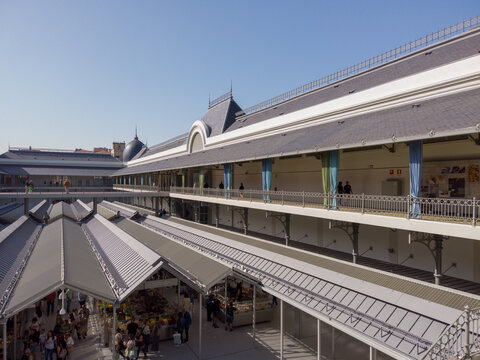 Porto, Portugal, October 4, 2022: Shoppers at the Mercado Bolhao Market. The historic market, whose origins date back to 1838, underwent a &ldquo;demanding&rdquo; renovation project.