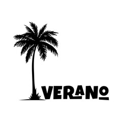 Logo vacaciones de verano. Letras de la palabra verano con letras estilo hawaiano en espa&ntilde;ol en la arena de una playa con silueta de la palma